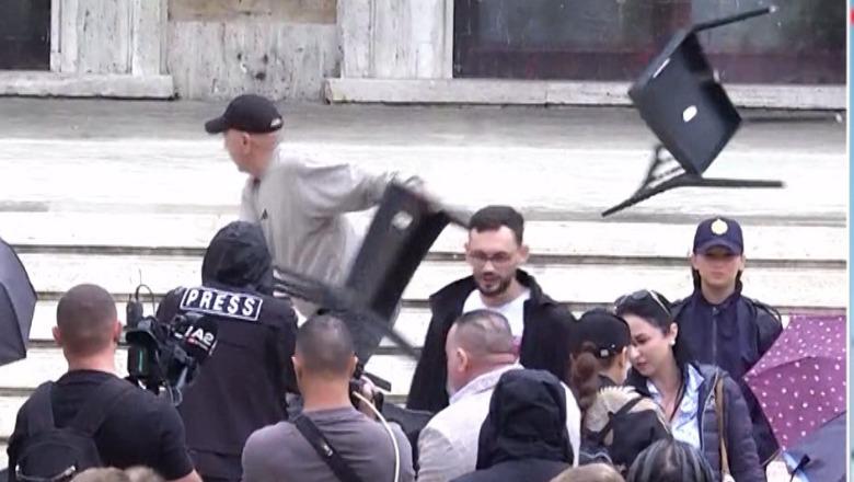 Një grup pedagogësh dhe protestuesish, marshim drejt Kryeministrisë! Përmbysin karriget e lëna nga Rama për dialog