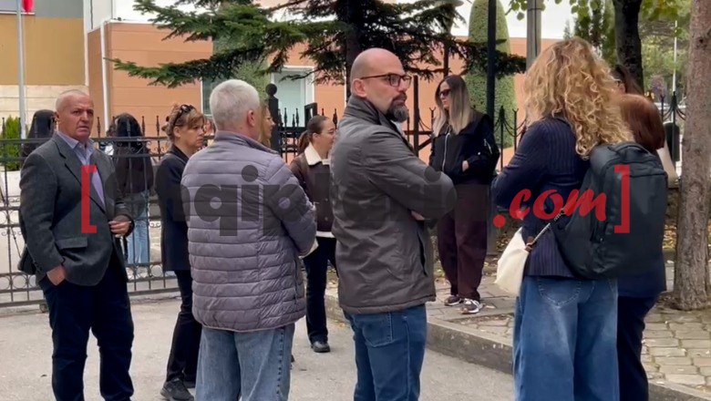 Një grup pedagogësh dhe studentësh bojkotojnë mësimin në Korçë, marshojnë në rrugët e qytetit! Përplasje me policinë: Po bëni terror