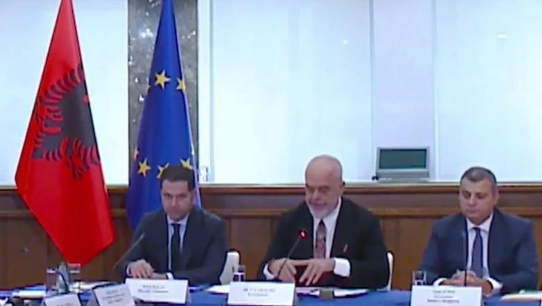 LIVE TV- Sulmet e protestuesve të dhunshëm, kryeministri Rama takim me drejtuesit e bankave të nivelit të dytë