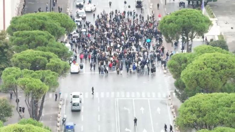 Një grup pedagogësh dhe protestuesish, marshim drejt Kryeministrisë! Përmbysin karriget e lëna nga Rama për dialog