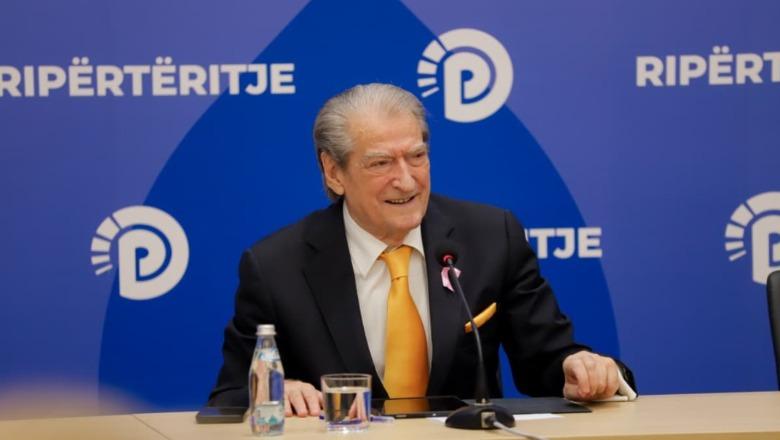 Në mesin e trazirave, Sali Berisha kyç gojën për dhunën e protestuesve dhe sulmon sërish median! Thirrja Ramës: Ik ose do kesh fatin e karrigeve në bulevard