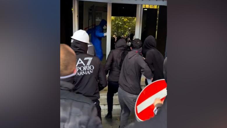Sulmi te Gjykata e Apelit, si nisën aktet e dhunshme të protestuesve me maska! Dogjën tabelën, shkelmuan e thyen dyert