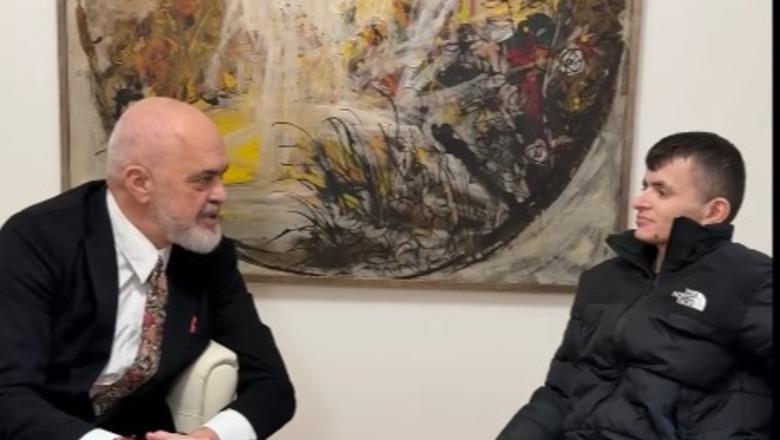 27-vjeçari me aftësi të kufizuara i shkruan për ta takuar, Rama e pret në Kryeministri: Një vizitor i veçantë, pa gurë në xhep, kjo është demokracia!