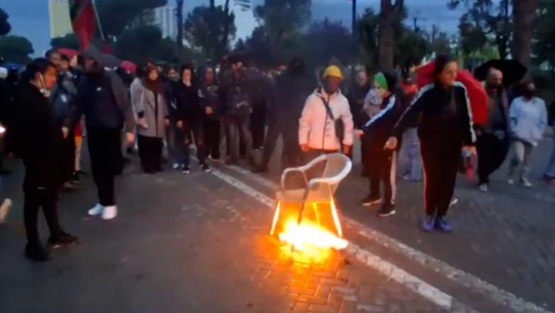 Protesta në ditën e nëntë/ Një grup i vogël protestuesish në bulevard! Hedhin molotovë dhe djegin karrigen në mes të rrugës (PAMJE ME DRON)