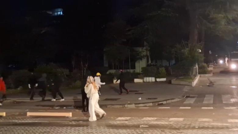 Protestuesit e maskuar nisin 'ritualin', sulmojnë me gurë efektivët e policisë te Bulevardi
