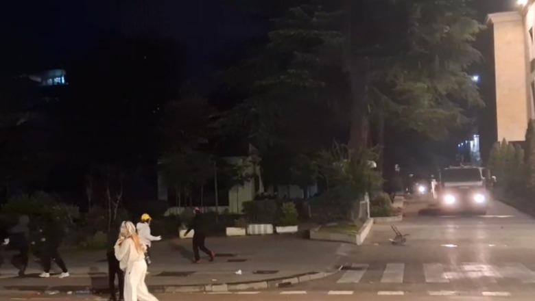 Protestuesit e maskuar nisin 'ritualin', sulmojnë me gurë efektivët e policisë te Bulevardi