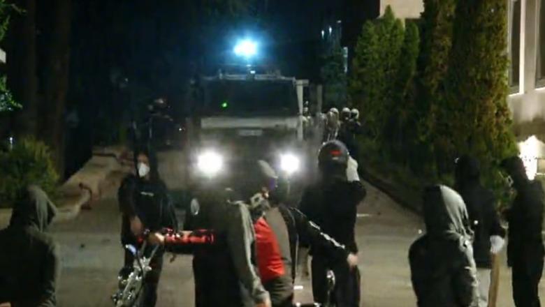 Protestuesit ‘ngacmojnë’ efektivët me lazerë