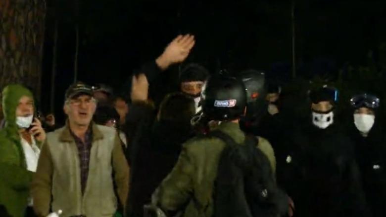 Përleshje në bulevard, protestuesi i maskuar godet një tjetër