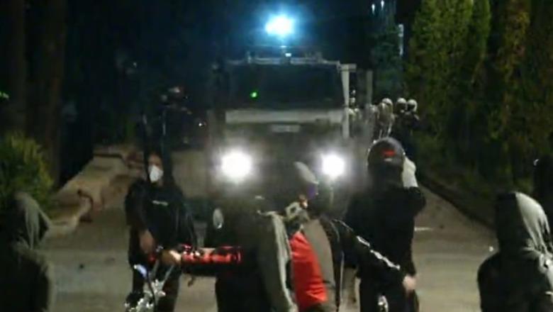 Protestuesit ‘ngacmojnë’ efektivët me lazerë