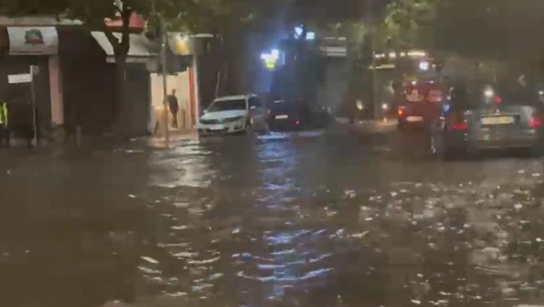 Reshjet e shiut gjatë natës, rrugët e Vlorës nën 'pushtetin' e ujit