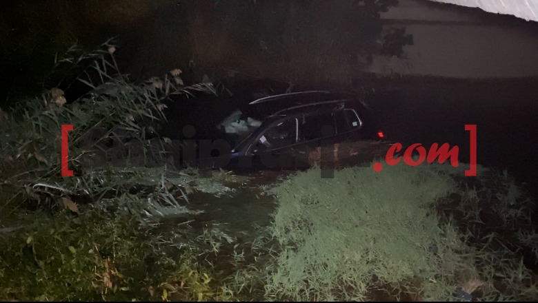 Lushnjë/ Humbi kontrollin, makina përplaset me barrierat mbrojtëse dhe përfundon në kanal! Plagosen burrë e grua