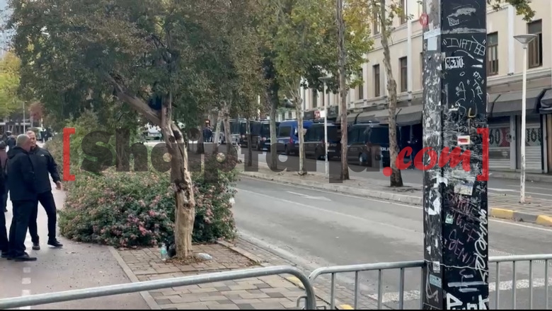 Në pritje të protestës, policia vendos kordon sigurie rreth parlamentit