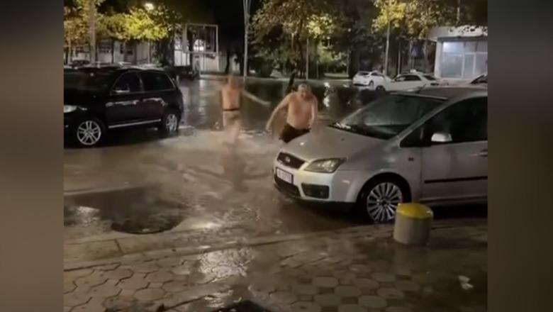 Reshjet shiut në Vlorë, por turistët nuk i pengon që të argëtohen! Luajnë në mes të rrugëve të bllokuara me ujë