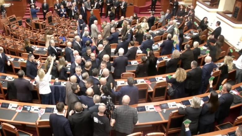 Të tjera sulme nga PD në Kuvend, Fidel Kreka shtyn ish-ministrin Hoxha, i gjuan me bllokun e votimit në kokë! Tenton të godasë Çuçin, e ndalon garda