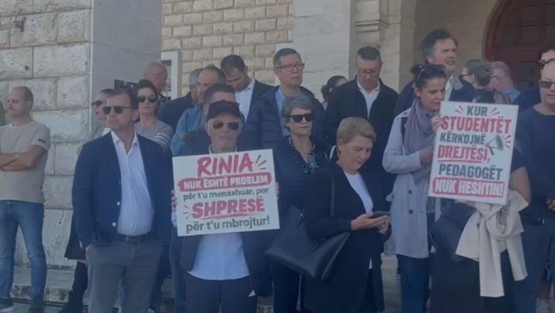 Protestë para Politeknikut të Tiranës, një grup pedagogësh mblidhen me pankarta në mbështetje të studentëve! Pritet marshim drejt Kryeministrisë