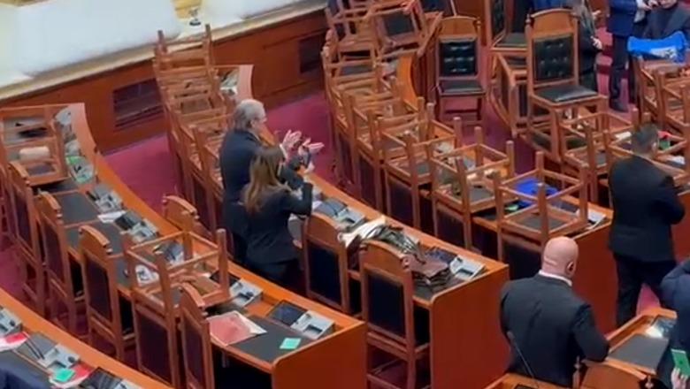 Opozita mban të bllokuar foltoren, Berisha duartroket nga vendi i tij pas udhëzimeve të dhëna