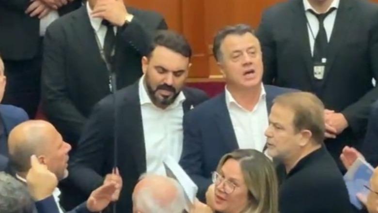 Me mikrofon të shkulur në dorë, Këlliçi dhe Noka kryesojnë rrëmujën në Kuvend, s’lëvizin nga foltorja