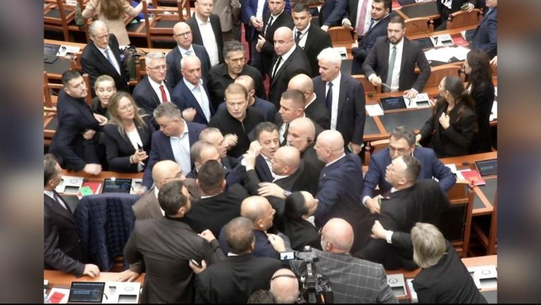 Bllokuan foltoren, sulmuan dhe goditën fizikisht, PS kërkon përjashtimin me 2 muaj nga Kuvendi të Nokës, Krekës e Këlliçit dhe 3 të tjerëve! 10 ditë për 14 deputetë të PD