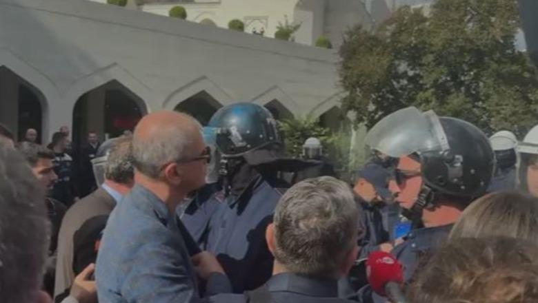 Protestuesit kërkojnë të shkojnë te Kuvendi, policia vendos kordon në rrugën pranë Xhamisë së Namazgjasë