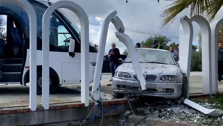 Mikrobusi i Beratit përplaset me një ‘BMW’ në Lushnjë! Makina përfundon në murin e një biznesi! Plagosen lehtë disa udhëtarë