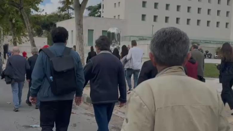 Përfundon seanca plenare, policia heq perimetrin e sigurisë pranë Kuvendit! Protestuesit vijojnë marshimin drejt rrugës kryesore
