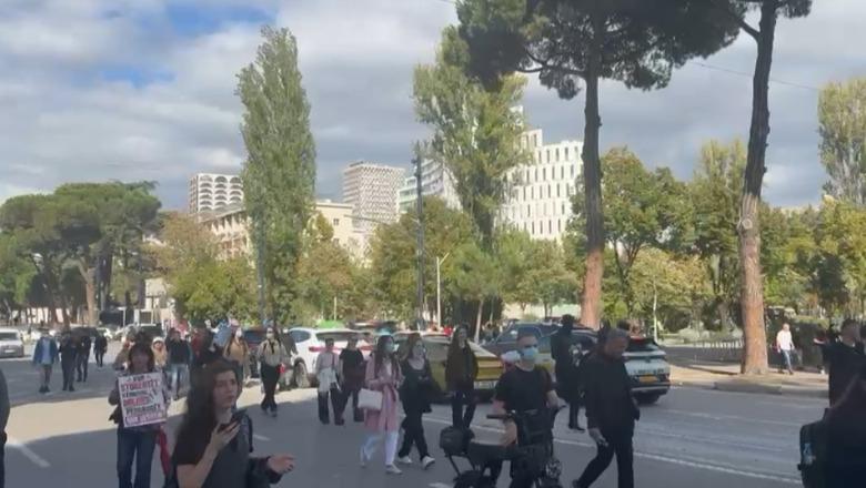 Protestuesit largohen nga Kuvendi dhe marshojnë drejt Kryeministrisë! Pjesëmarrje e ulët, qarkullimi në bulevard vijon normalisht