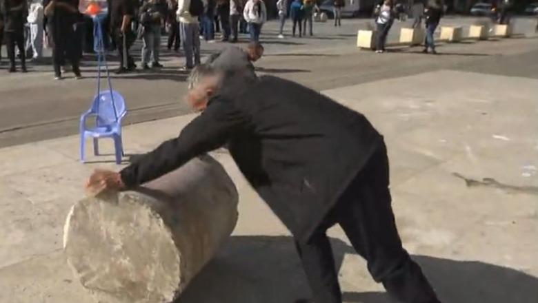 Protestuesit mbërrijnë para Kryeministrisë, përmbysin 6 stolat prej guri të vendosur për dialog! Thirrje për dorëheqjen e Ramës