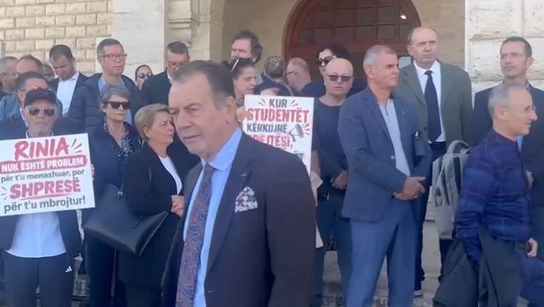 Protesta te Kuvendi, sërish pjesë grupi i pedagogëve të lidhur me PD! Shumica e universiteteve refuzojnë bojkotin, përjashtim Korça e Shkodra