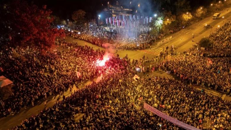 Freedom House: Pushteti në Serbi shtypi protestat e organizuara përmes mjeteve dixhitale