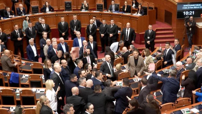 Të tjera sulme nga PD në Kuvend, Fidel Kreka shtyn ish-ministrin Hoxha, i gjuan me bllokun e votimit në kokë! Tenton të godasë Çuçin, e ndalon garda (VIDEO)