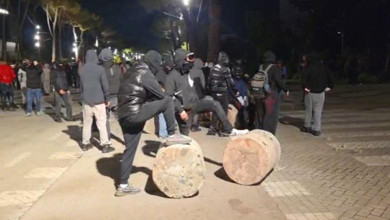 Protestuesit rikthehen para Kryeministrisë, të rinjtë me maska zhvendosin stolat e gurtë dhe krijojnë bllokadë përballë autobotit të ujit