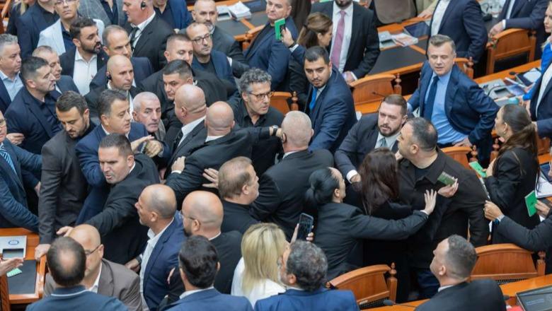 Sherri dhe sulmet fizike në Kuvend, ‘Etika’ mblidhet sot online për të shqyrtuar kërkesën e PS për përjashtimin e 20 deputetëve të PD