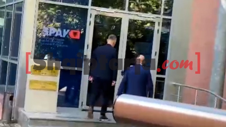 Pjesë e dosjes ‘Balluku’, ish-kreu i ARRSH Gentian Gjyli paraqitet me avokatin në SPAK! Pritet t’i komunikohen të tjera akuza (VIDEO)