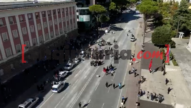 Protesta, një grusht protestuesish para Kryeministrisë! Pamjet me dron ora 13:00