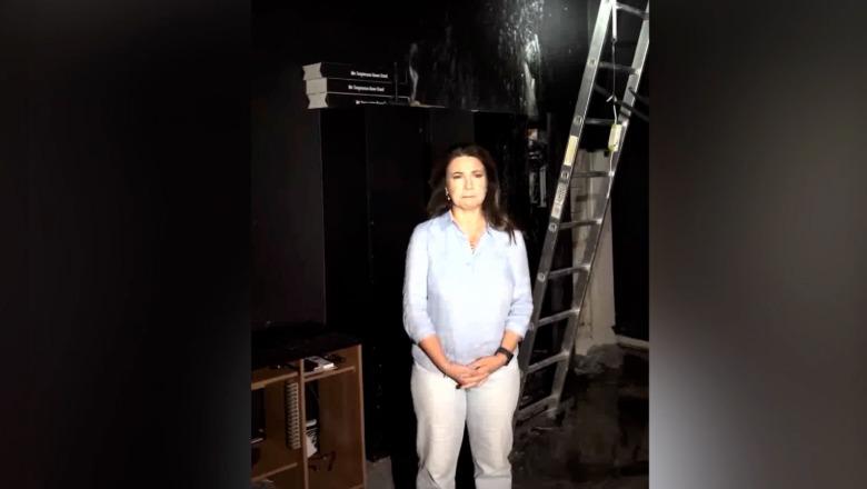 Zjarr në ambientet e një pallati në Tiranë, dëmtohen zyrat e ‘Dritare Tv’! Xhunga: Po digjeshim, flakët u përhapën nga tubat e aspirimit të një restoranti (VIDEO)