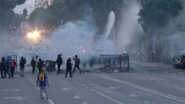 Dhuna e shkatërrimi në protestë/ Nga 310 arrestime vetëm 11 në burg e 11 arrest shtëpie, ‘të gjithë’ detyrim paraqitje! Pjesa dërrmuese e arrestimeve të ligjshme, por u liruan nga prokuroria