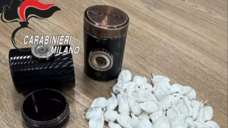 Dokumentet e binjakut s’e shpëtojnë, i riu shqiptar bie në prangat e policisë italiane! I gjejnë kokainë poshtë timonit të makinës