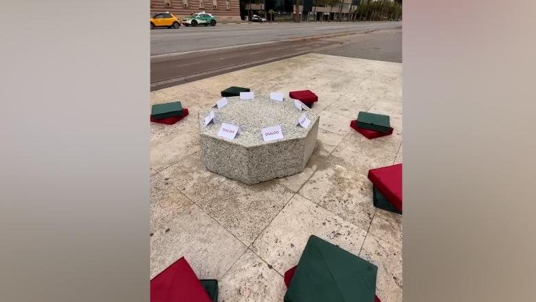 Protestat e dhunshme/ Rama ndryshon strategjinë për dialogun, pas karrigeve të thyera vendos një tavolinë guri dhe bën sërish thirrje për dialog