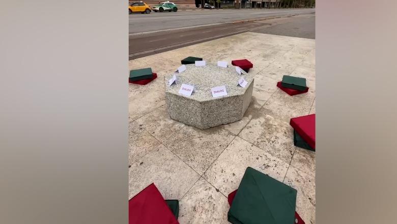 Protestat e dhunshme/ Rama ndryshon strategjinë, pas karrigeve të thyera vendos një tavolinë guri dhe bën sërish thirrje për dialog