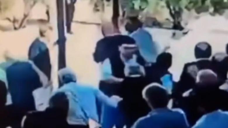 Hyjnë me kallashnikov në kishë dhe hapin zjarr gjatë funeralit, 7 të vdekur dhe 40 të plagosur në Jordani