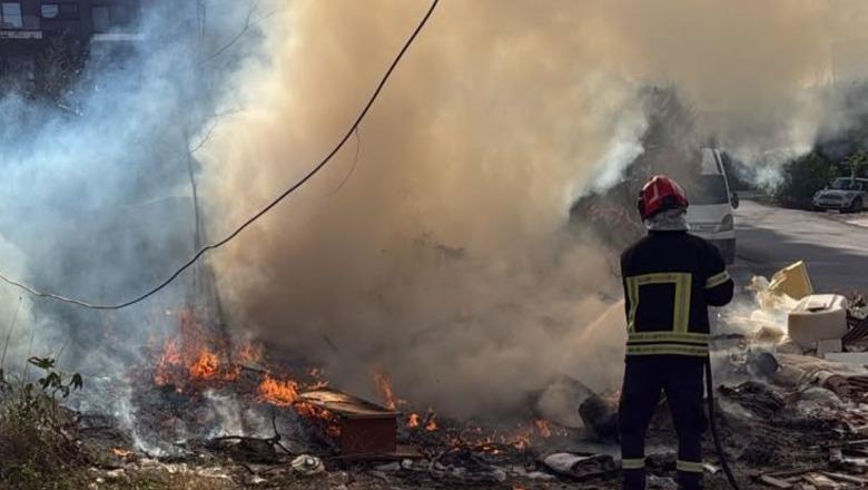 Sarandë/ Zjarri përfshin grumbujt e mbeturinave jashtë kontenierëve, tymi i dendur alarmon banorët! Ndërhyjnë forcat zjarrfikëse