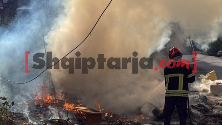 Sarandë/ Zjarri përfshin grumbujt e mbeturinave jashtë kontenierëve, tymi i dendur alarmon banorët! Ndërhyjnë forcat zjarrfikëse