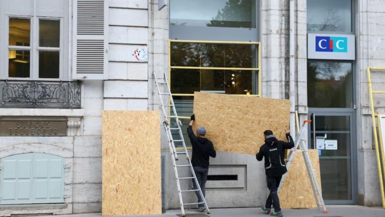 Franca nën alert për protestat e sotme, mbi 70 mijë policë në gatishmëri! Ministri i Brendshëm: Pa kompromis me vandalët! Mbyllen muzetë e bizneset