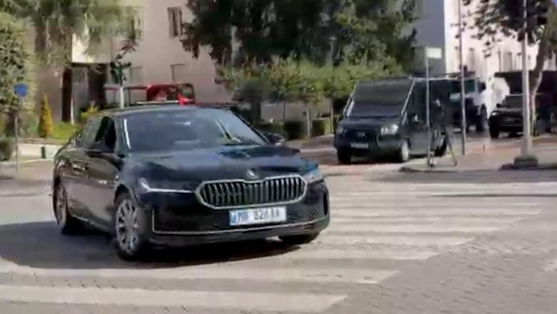 Pas ftesës për dialog me protestuesit, kryeministri Rama largohet nga godina e Kryeministrisë