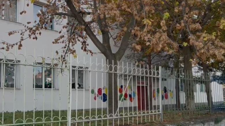 'Djali më thoshte mos më ço në kopsht, më godet edukatorja', flet nëna e 4-vjeçarit në Korçë: E pashë teksa e shtrëngonte nga krahu dhe i bërtiste, apel Drejtorisë Arsimore për kontrolle