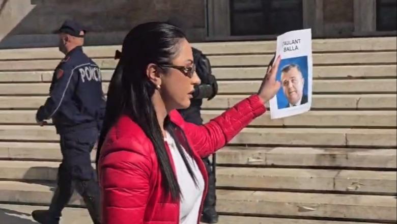 Protesta e PD te kryeministria, Kuçana ‘shtron’ foto mbi sofër: Rama do të bëjë dialog me Agasin, Yeffet e Ballën