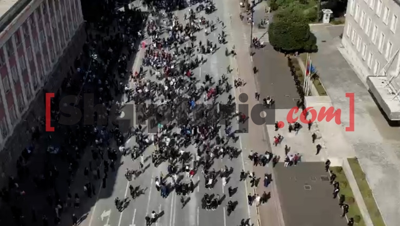 Pamje me dron/ Berisha thirri protestë kombëtare, një grup militantësh mblidhen para Kryeministrisë! Braktiset nga studentët dhe 'flamingot', tubimi i tyre në 14:00 te Ministria! Mungon kreu i PD