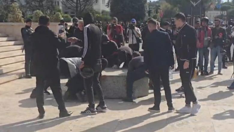 Provojnë forcën me sofrën e gurtë para kryeministrisë, dështojnë militantët e PD