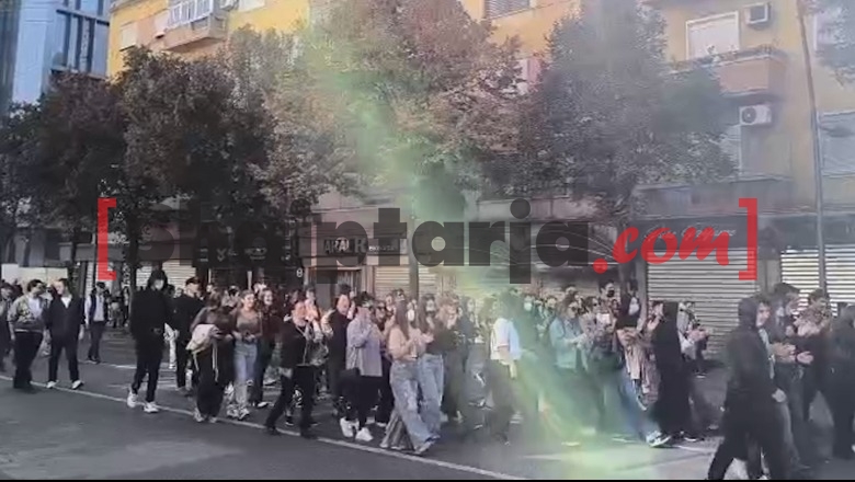 Paralajmëruan protestë Kombëtare/ Pasi refuzuan Berishën dhe militantët e tij, studentët grumbullohen te Ministria e Arsimit