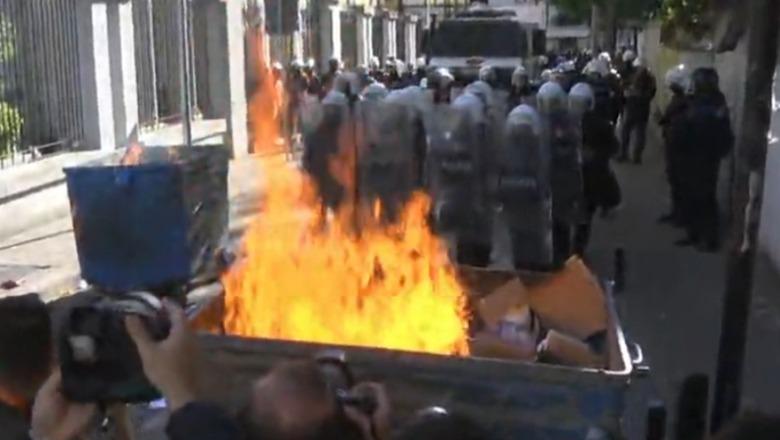Nisin incidentet e para te Ministria e Arsimit, protestuesit e maskuar djegin koshat e mbeturinave